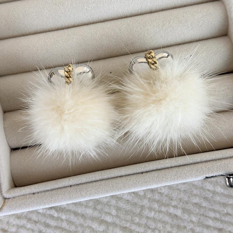 

Металлическая цепочка, преувеличенные большие серьги с шариками для волос, любовный темперамент, осенне-зимние серьги из пушистой норки, дизайнерские смысловые шпильки белый