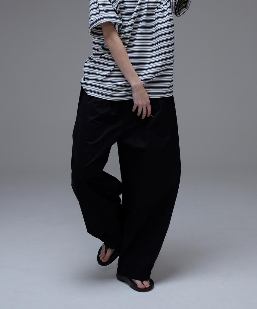 URBANAGE Balloon Fit Curved Pintuck Cotton Elastic Waist Pants_Black