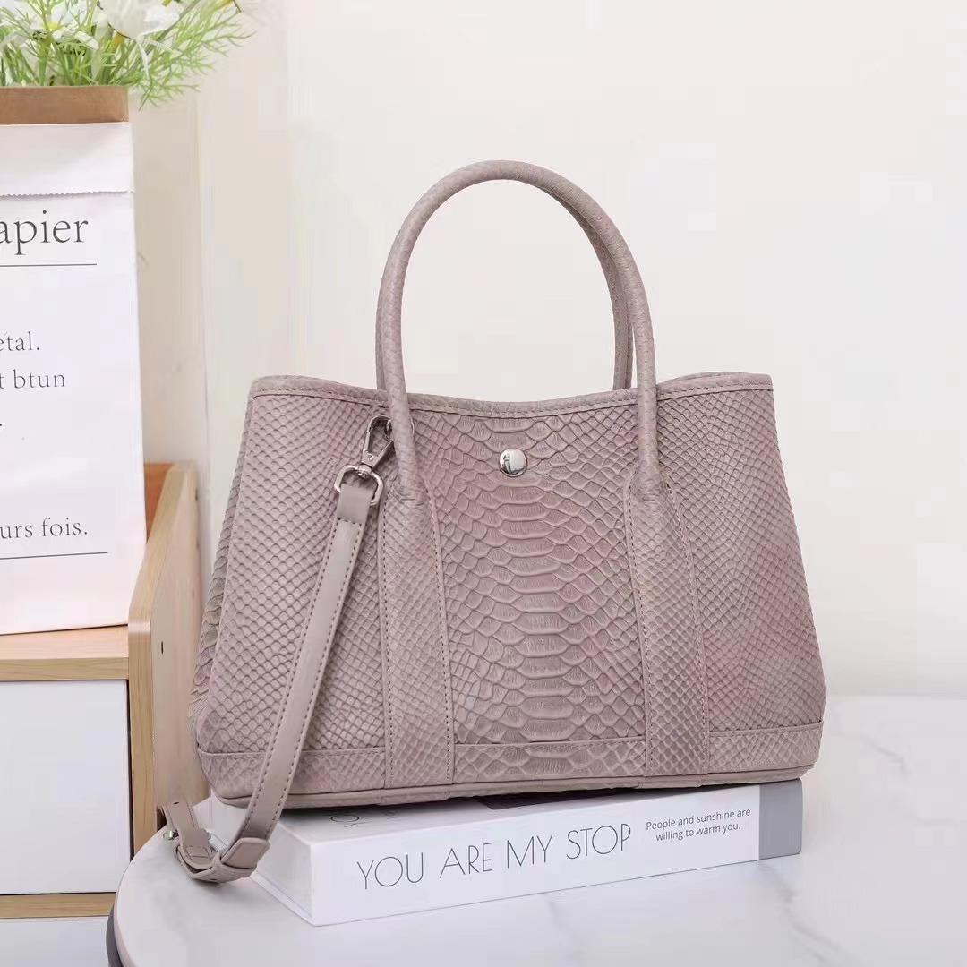 

New leather snake pattern fashion women s handbag simple and versatile large capacity women s shoulder messenger bag 27 * 12 * 17.5Cm (medium)
