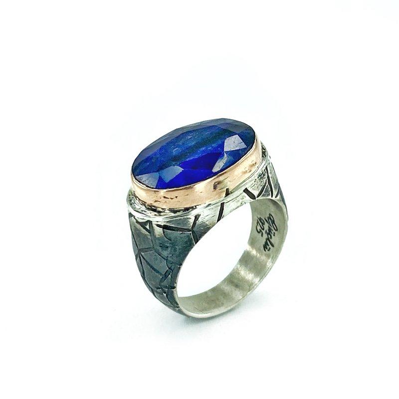 

Оригинальное серебряное мужское кольцо ручной работы с натуральным сапфиром
