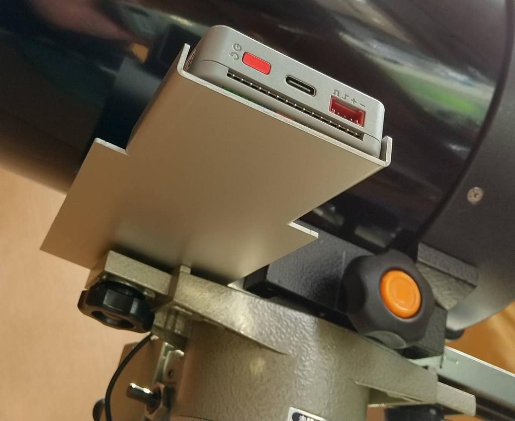 Digitální kompas pro rovníkovou montáž POLE FINDER mkII I když vidíte sever, můžete hladce zarovnat polární osu i v případě, že NS-10 nemůže hvězdy,