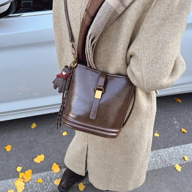 Bucket bag women's 2025 new bag women's autumn and winter high-end underarm women's bag niche white shoulder messenger bag