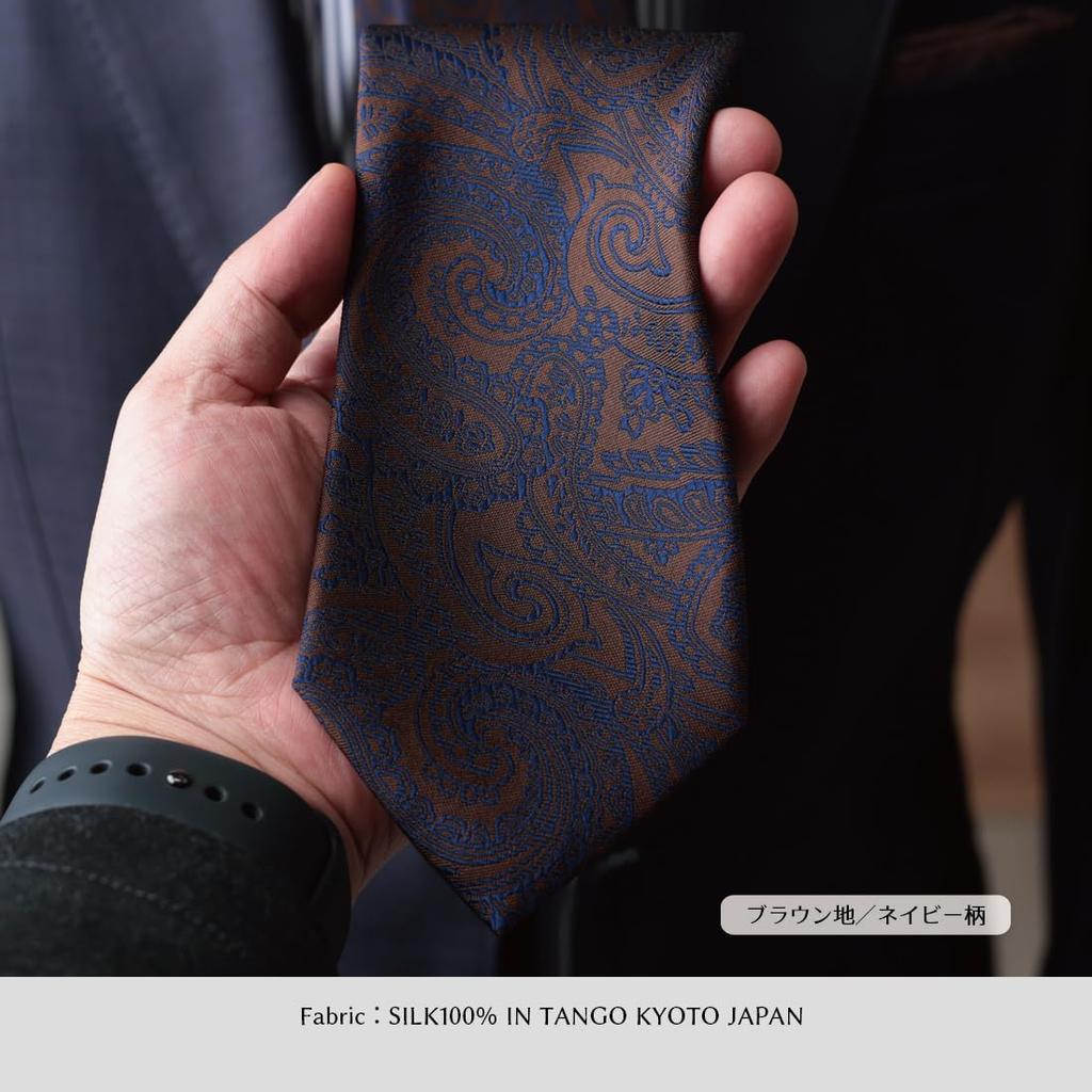 [Y&TAILOR] Stilvolle Seidenkrawatte der Marke mit kleinem Webmuster (Paisleybrauner Hintergrund x Marineblaues Muster)