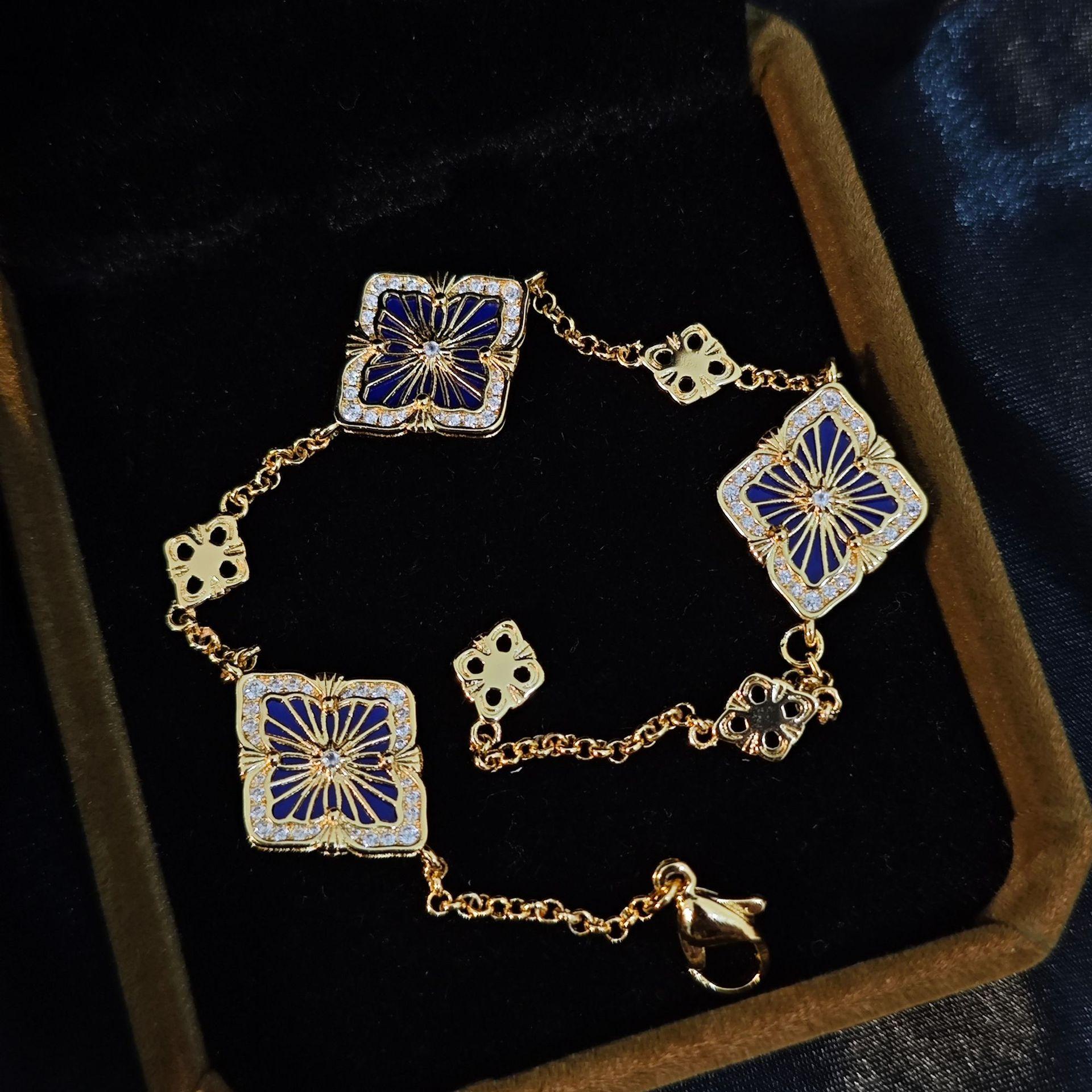 

Italian Cloth Qi Latti Brushed Craft Four-Leaf Clover Bracelet Female Court Style Diamond Blue Gold Blue Three-Flower Bracelet
