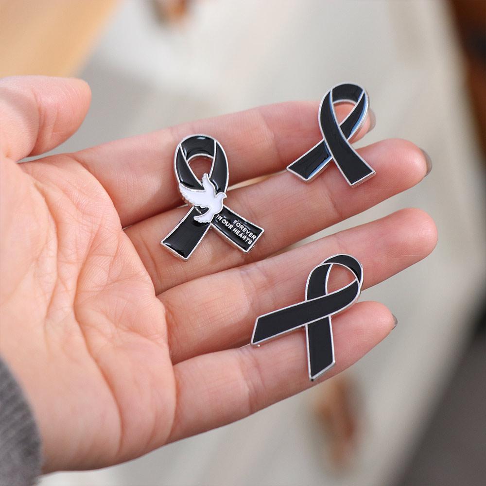 Odznaka z wstążką na pogrzeb raka skóry Broszka z czarną kokardką na raka czerniaka Pin Impreza