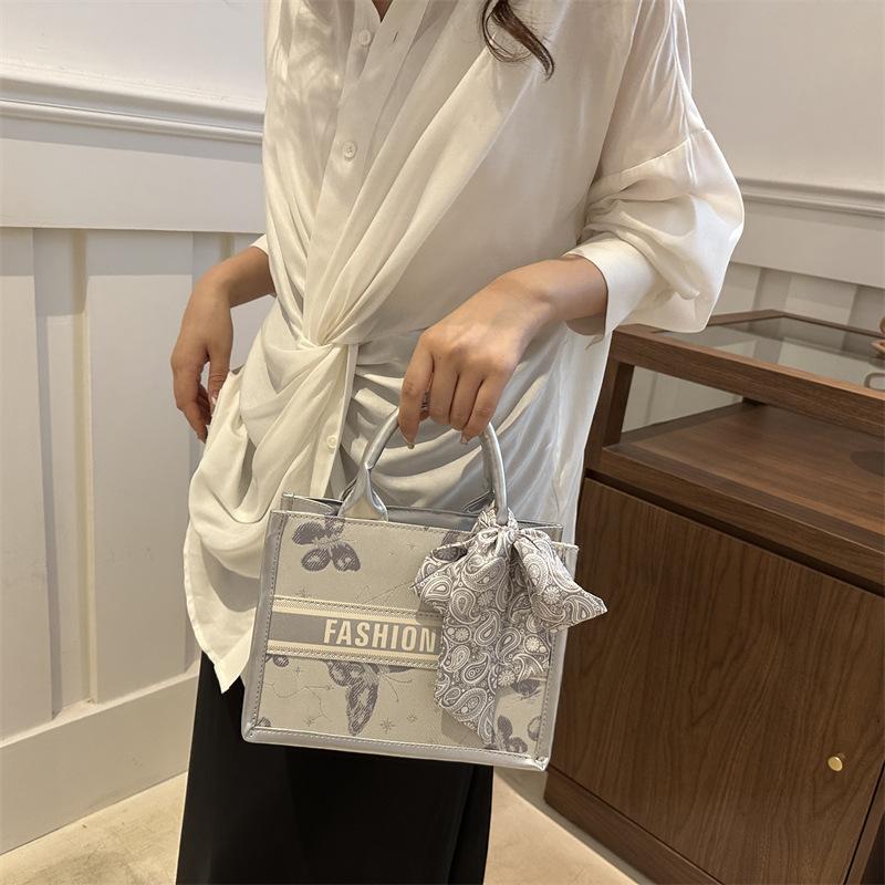 One-shoulder Crossbody Bag Simple and Fashionable Large Capacity Tote Bag for Women In Summer New Niche Commuting Carry