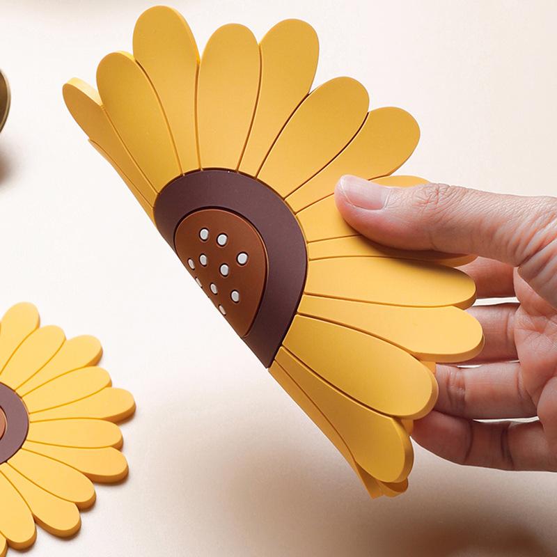 2pcs Silicone Trivet Mat Cute Sunflower Anti Scalding Mat, Heat Insulation Pat for Dishes, Soft Silicone Meal Mat Table Anti Slip Coaster