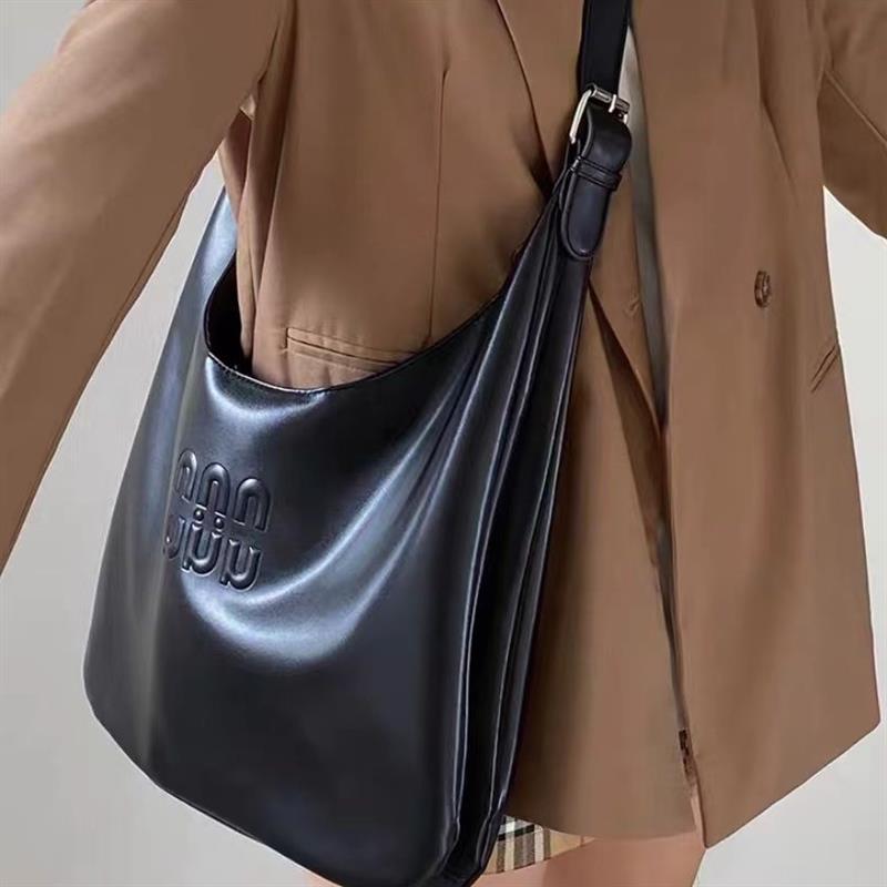 

2024 simple large-capacity soft leather underarm bag commuter versatile handbag simple shoulder messenger tote bag
