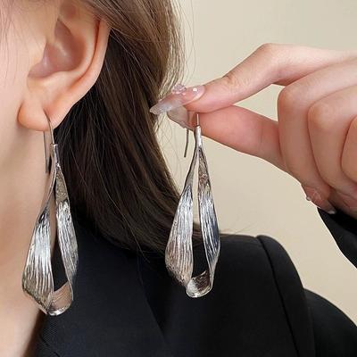 Statement Unregelmäßige Flüssige Ohrringe für Damen Mode Silberfarbe Geometrisch Hohl Hängende Tropfenohrringe Mädchen 2026 Trendiger Party Schmuck