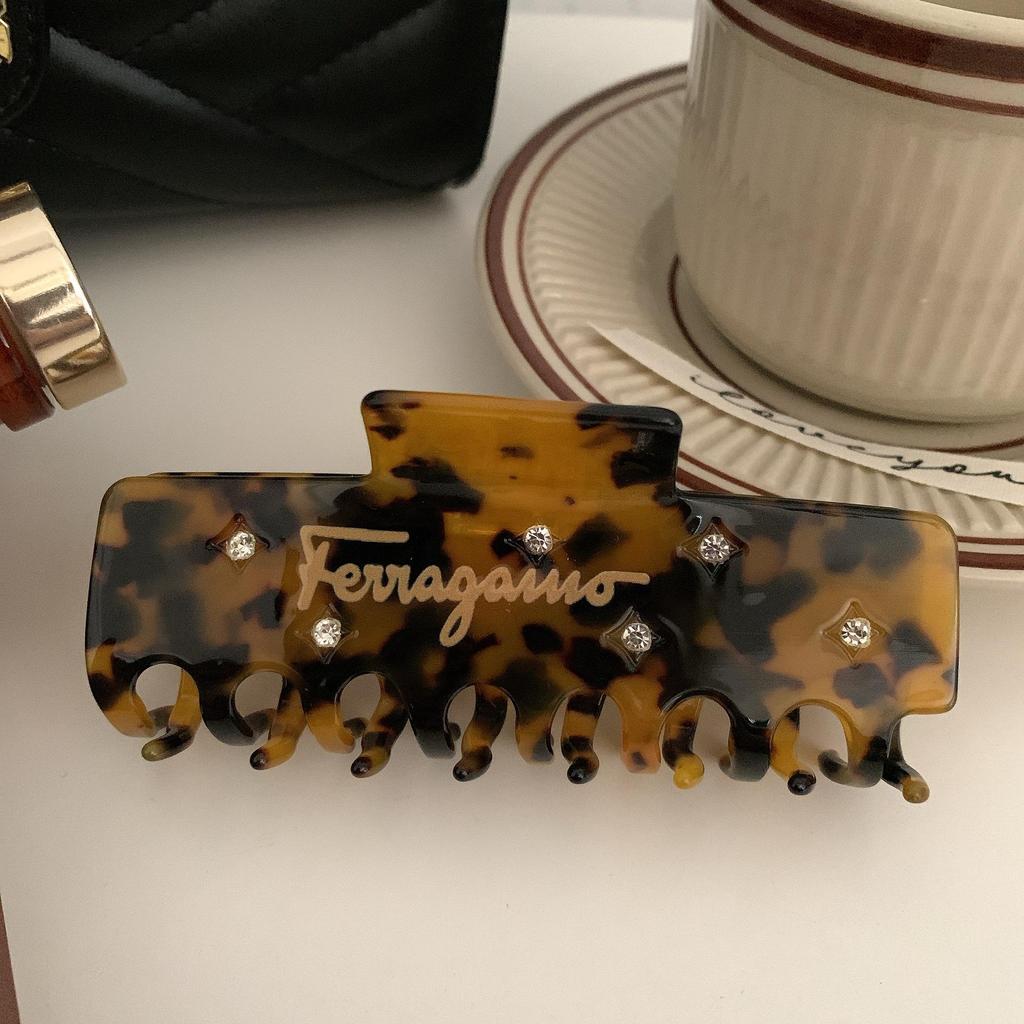 "Korean High-Grade Acetate Shark Hair Clip - Large Ornamental Head Accessory for Women"
