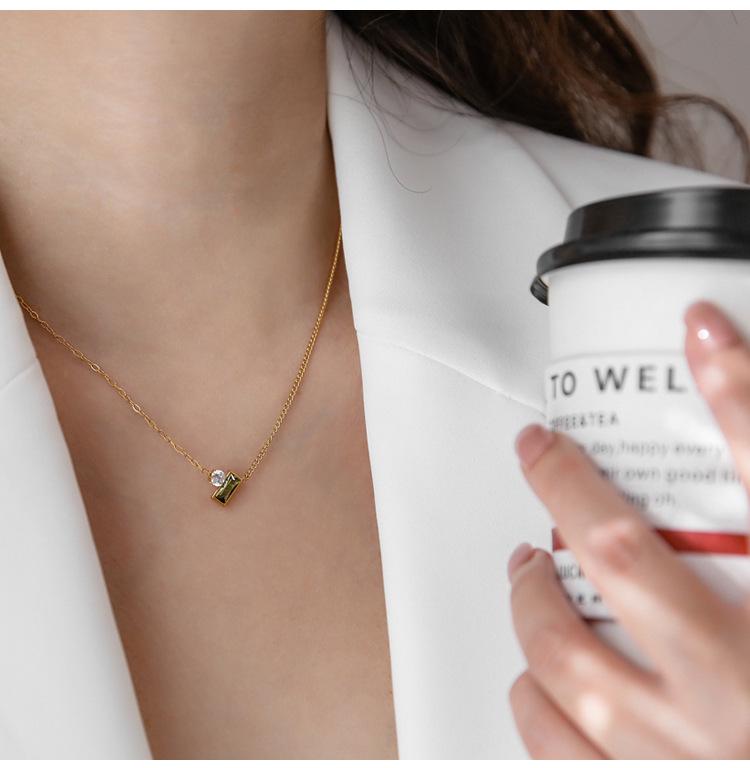 Colar com Pingente de Zircônia Verde Oliva - Joias Femininas em Aço Titânio 18K