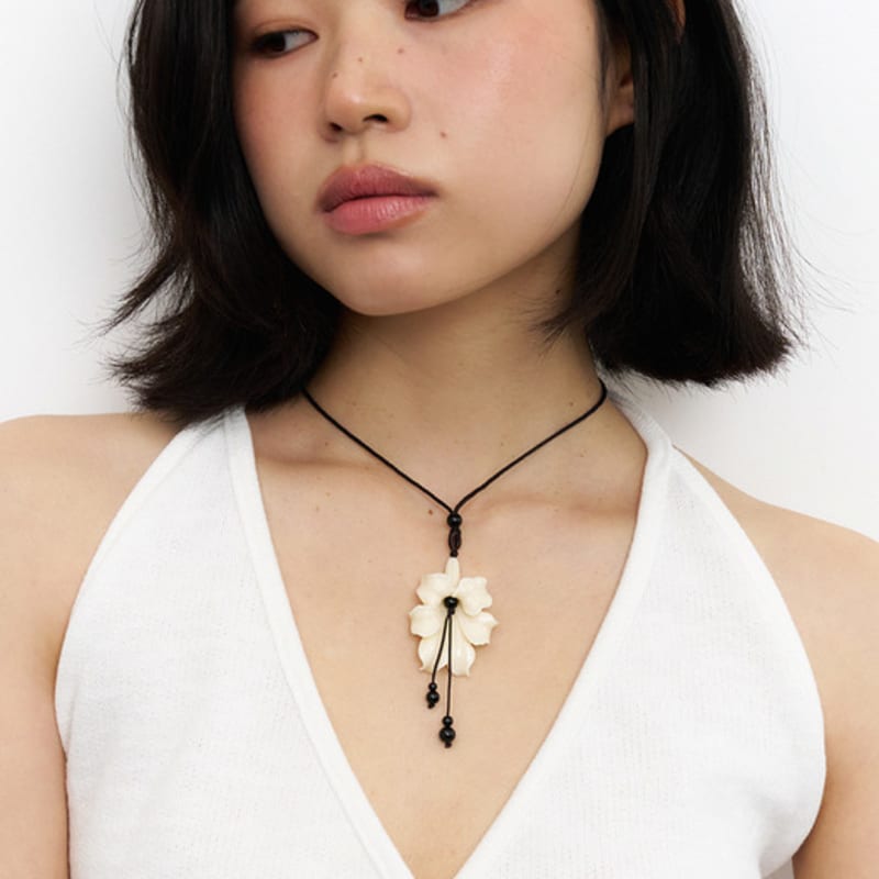 geegee flower gemstone string necklace - ivory