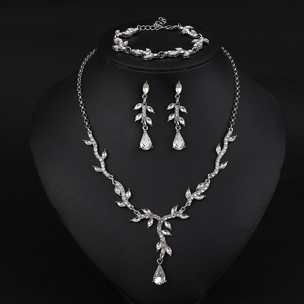 Nischen-High-End-Urlaubsstil Halskette Armband Ohrringe Set