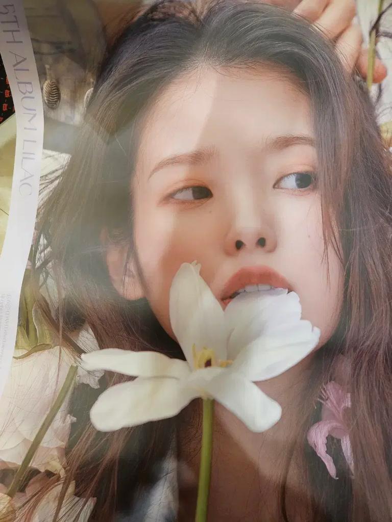 5ème Album d'IU Lilac (2 albums) + 2 Affiches (Ensemble) - Non ouvert