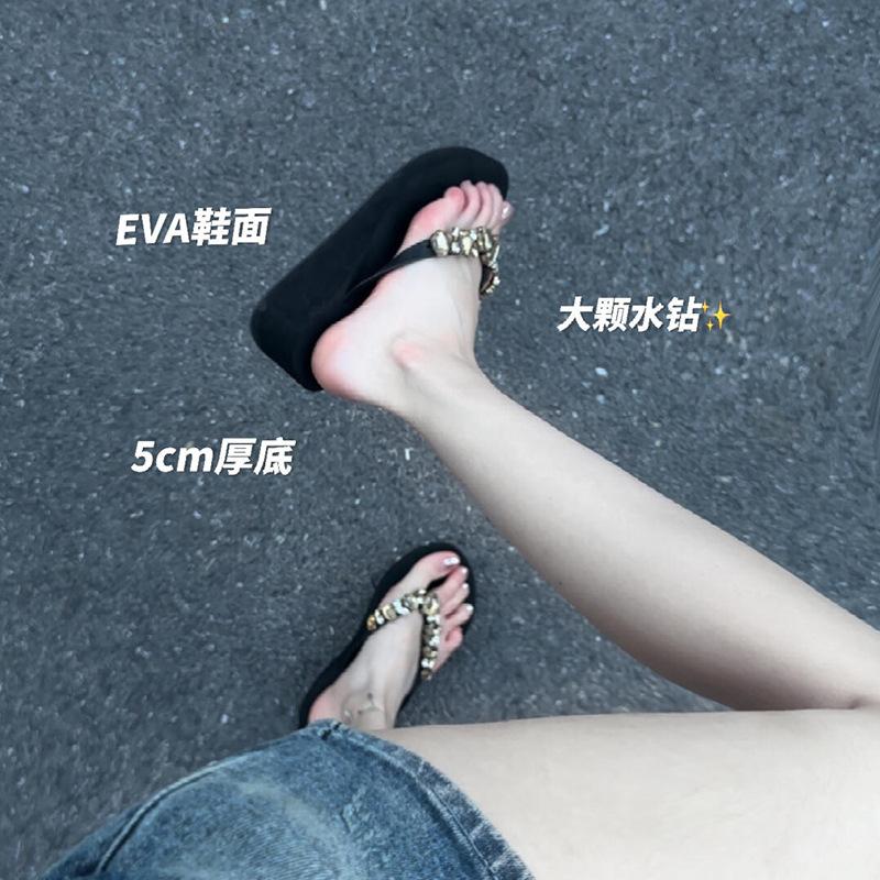 

Rhinestone thick-bottomed flip-flops women s summer new outer wear fashionable heel non-slip seaside beach cool slippers 40 чёрный