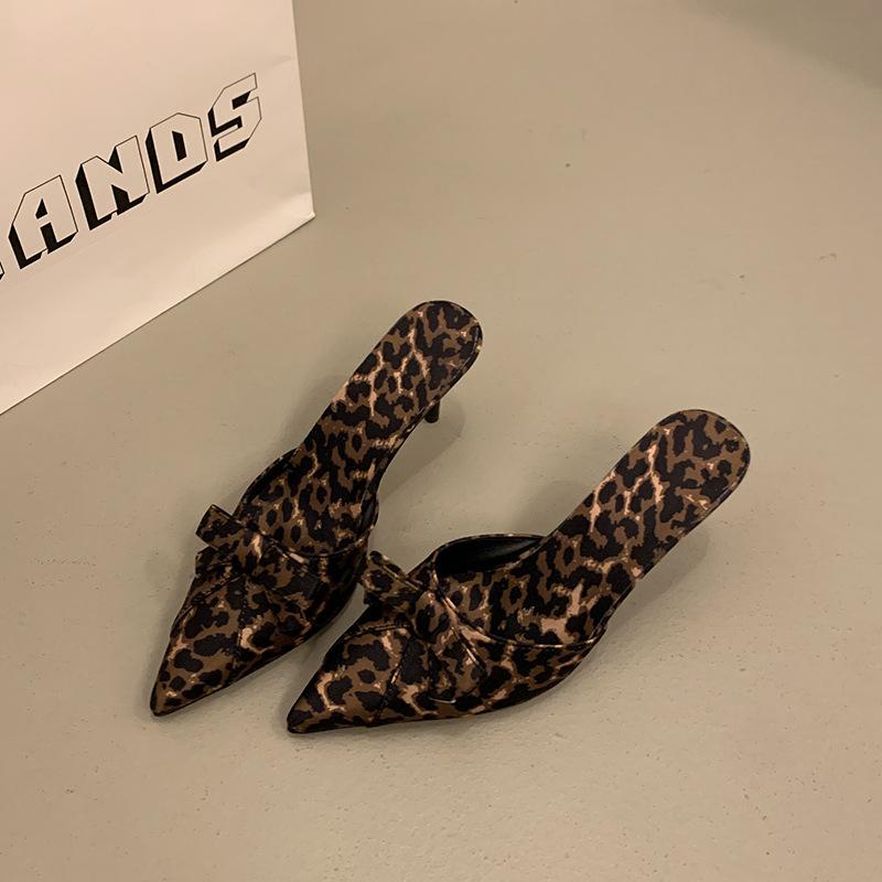 

2025 summer sexy leopard-print wrapped head half slippers female wearing bow pointed thin heels high heel Muller shoes 42 леопардовый