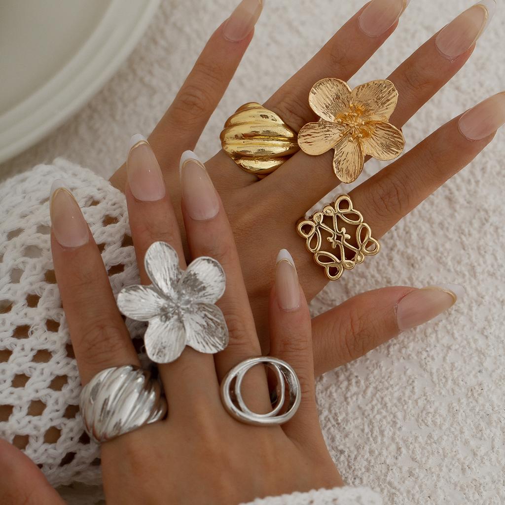 Bague Carrée Métallique Creuse Géométrique Haut de Gamme Luxe Léger pour Femme, Bague Fleur de Vent Tempérament pour Femme