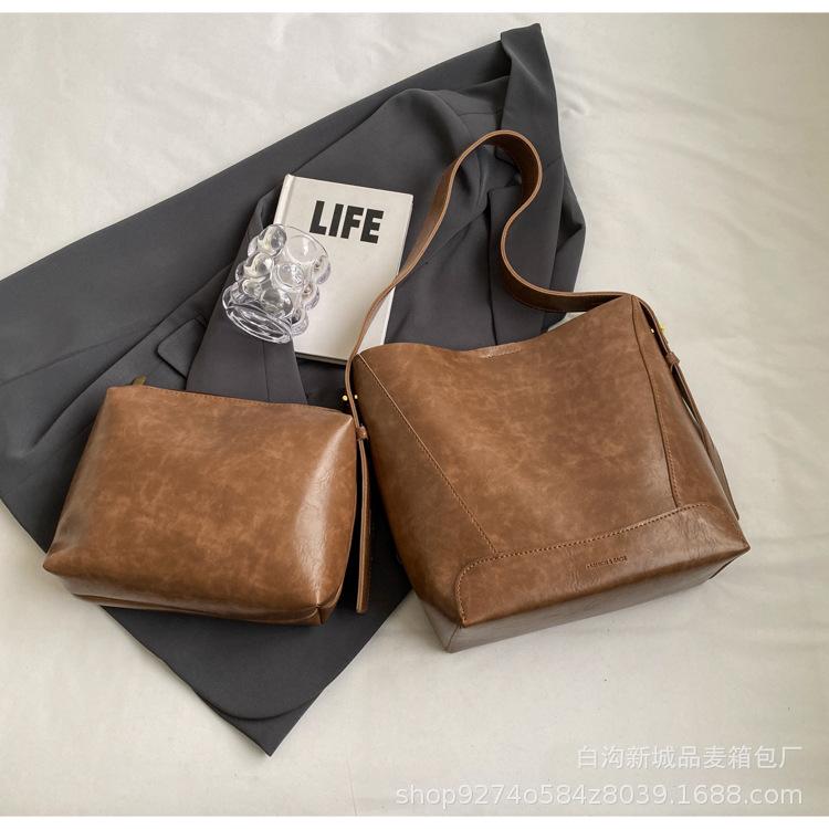 

Oil wax leather retro large-capacity tote bag women s 2025 new fashion and versatile crossbody bag one-shoulder commuter bag хаки