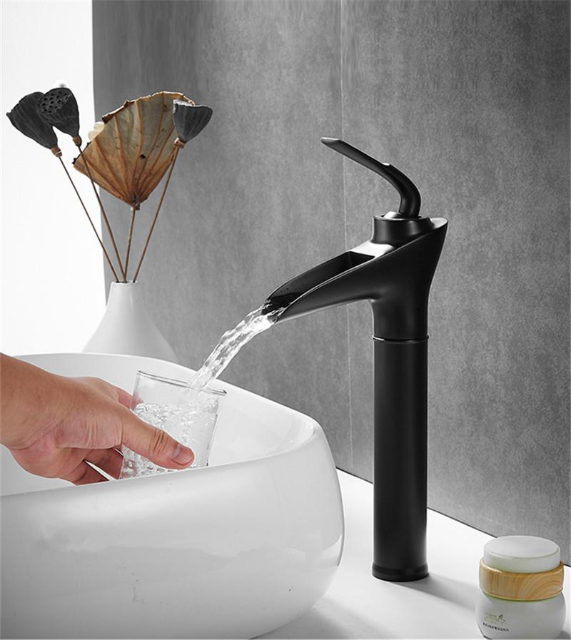 Gebürsteter Gold-Badezimmerhahn Messing-Waschbeckenhahn Spülbeckenhahn Kalt- & Heißwassermischer Spülbeckenhahn Auf der Oberfläche montiert Lavotory Wasserhahn