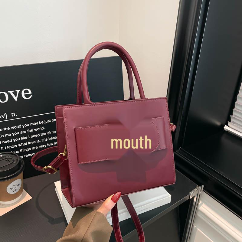 

2026 Spring Korean Style Retro Handbag with Square Buckle – Solid Color Textured Shoulder Bag червоний