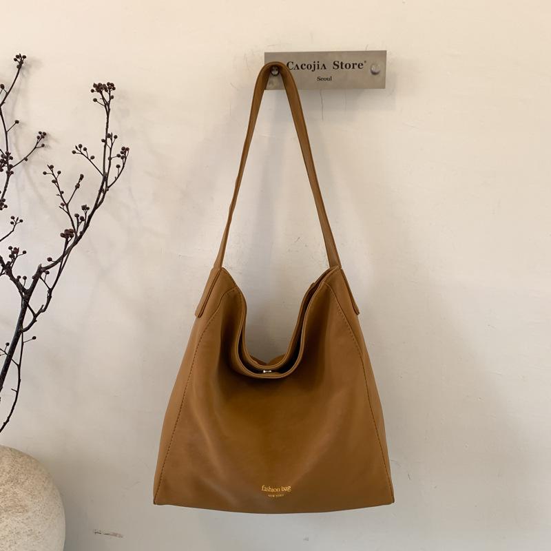 

Retro large-capacity casual handbag bag women s 2025 autumn and winter new fashion versatile commuter shoulder tote bag коричневый