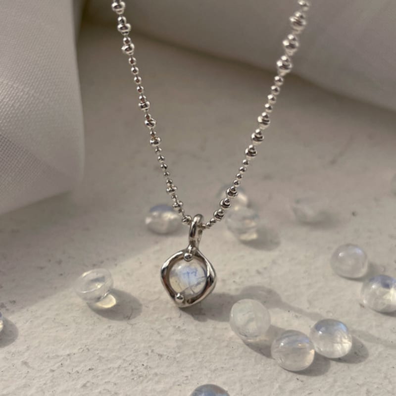 Melliv Silver Melting Round Moonstone Necklace_mvn44