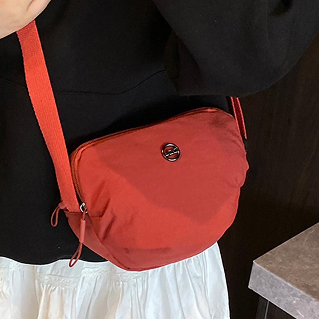 Multi-color shoulder bag with the same shoulder messenger bag will be sent on behalf of the new niche portable high-end large-capacity trend.