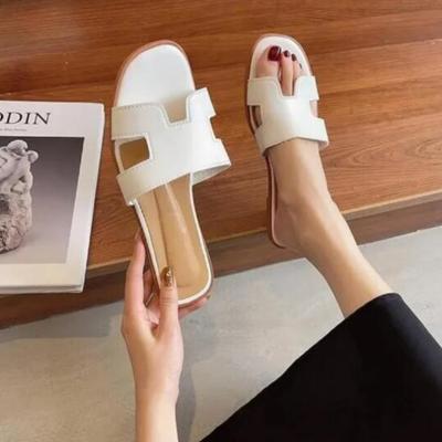 Novos chinelos femininos luxuosos de verão, chinelos de fundo plano, sandálias de férias na praia, sandálias clássicas de couro da moda, para áreas externas