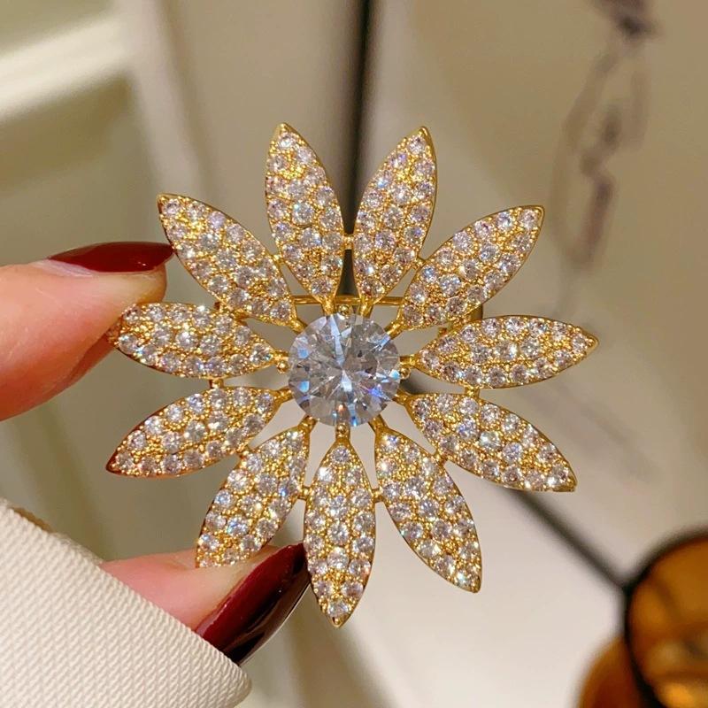 

Брошь «Подсолнух», Высококлассный женственный шарм, Брошь «Хризантема» с полным бриллиантовым паве, Нишевый дизайн, Брошь, Аксессуар для костюма золотой/белый