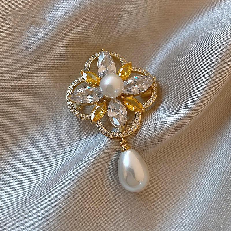 Elegant Alloy Brooch: Premium Niche Women's Versatile Corsage for Coats and Suits