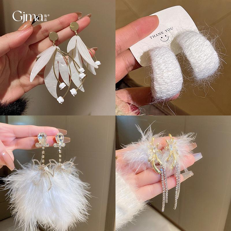 French Baroque Pearl Flower Tassel Earrings: Elegant Silver Needle Studs with a Light Luxury Touch