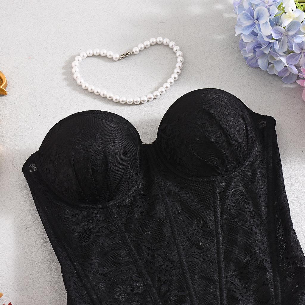 Corsete, îmbrăcăminte de damă la modă și elegantă