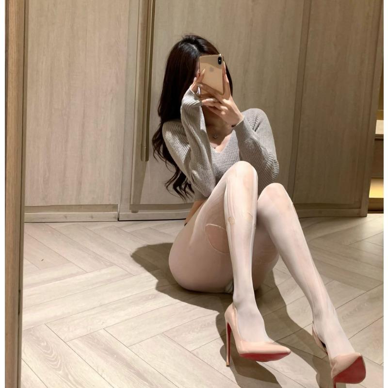 Black Silk Women's Erotic Stockings Nightclub Flirting Tear-off Disposable Stockings Ultra-thin Tearable Holes Beautiful Leg Stockings