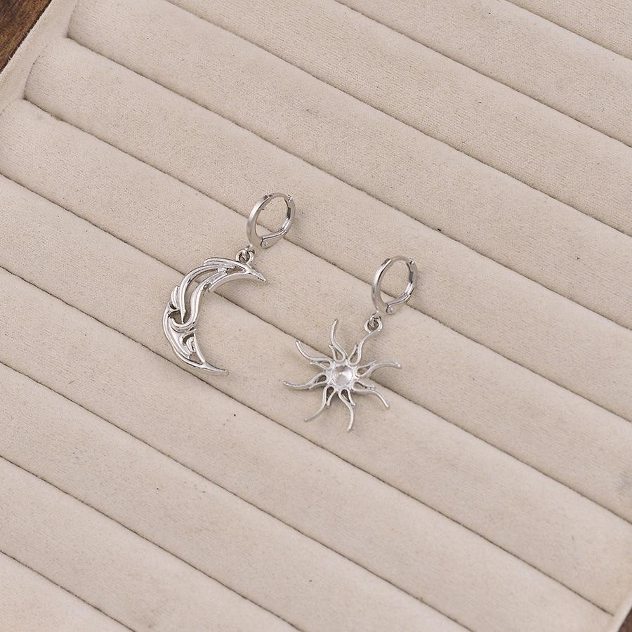 

Asymmetrical Sun and Moon Clip On Earrings Unique Celestial Design Lightweight Metal Jewelry for Women and Girls one size срібний