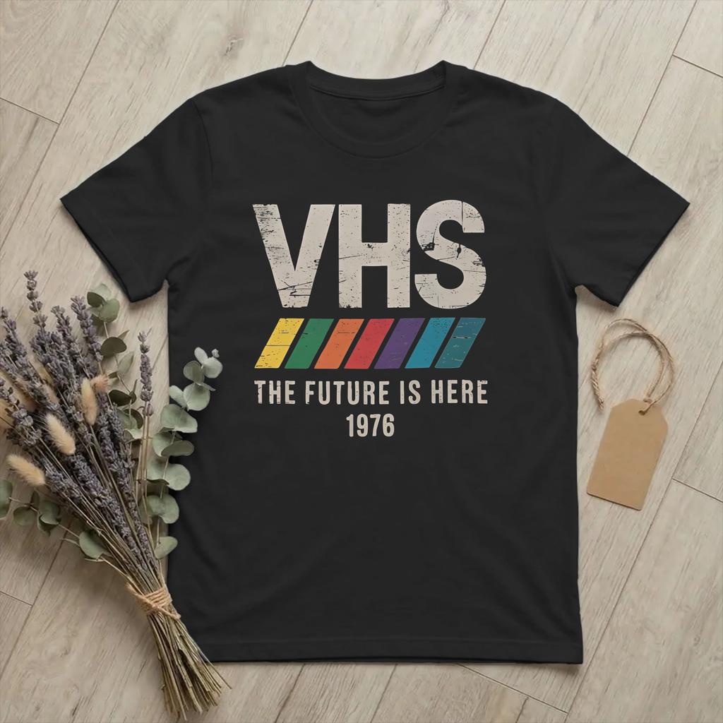 VHS-Kassette Die Zukunft ist da 1976 T-Shirt Unisex 100% Baumwolle Humor T-Shirt Rundhals Video Abgenutztes T-Shirt Kurzarm Kleidung