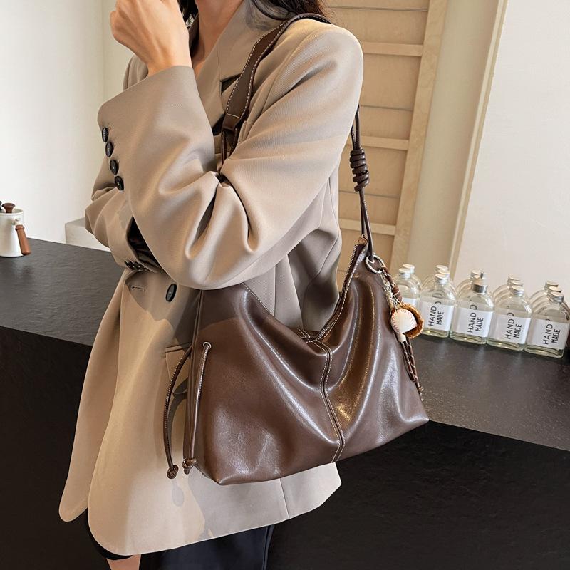 Einfarbige Umhängetasche unter der Achsel 2025 neue Tragetasche lässig für den Weg zur Arbeit große Kapazität Schultertasche