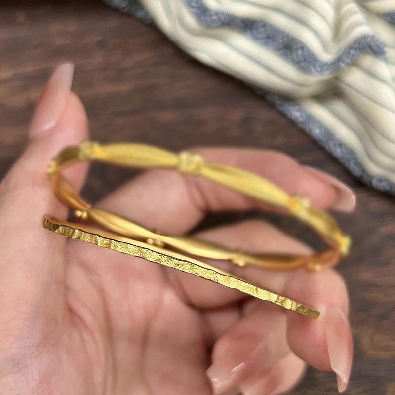 

Brushed minimalist carved osmanthus bracelet with antique gold crafts fashion and exquisite slim fine bangles party