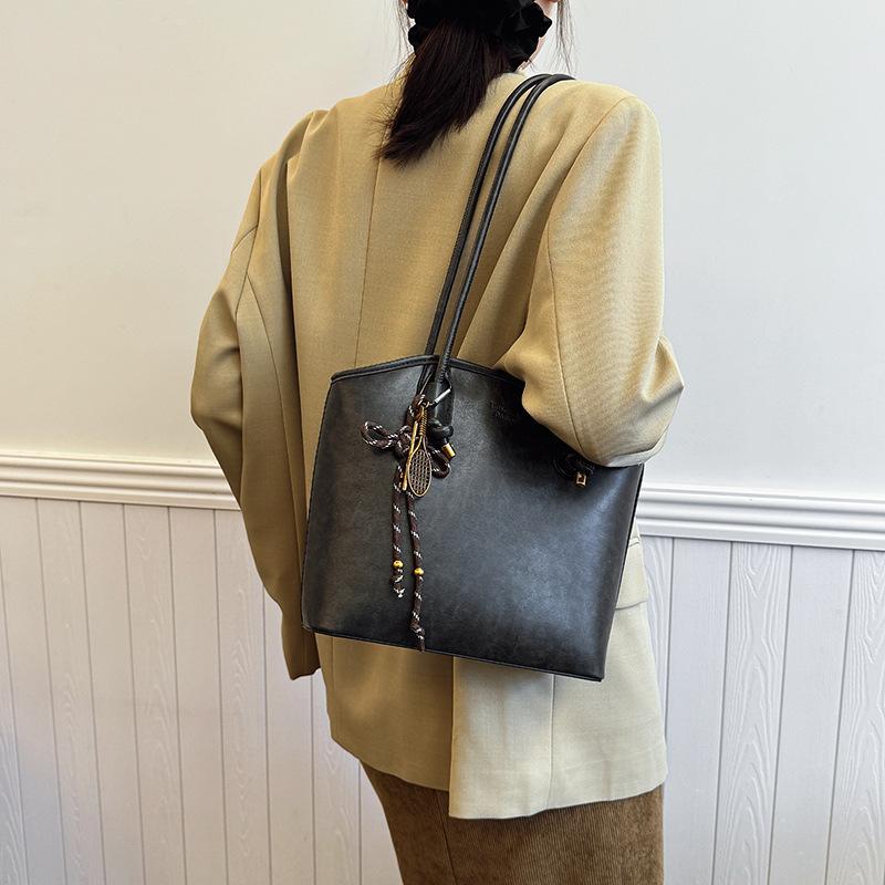 

Tote bag premium sense retro bag women s 2025 new autumn and winter handbag shoulder bag popular commuter armpit bag 25*9*25