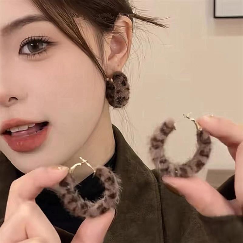 Leopard Print Plush Hoop Earrings: Elegant, High-End, and Versatile Ear Jewelry for Women.