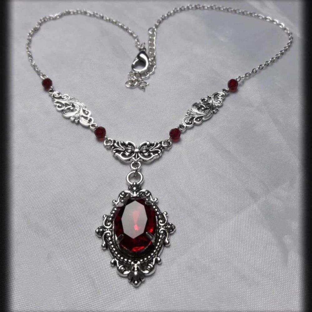 Viktorianischer Tiefroter Ovaler Edelstein Anhänger Exquisites Hohlgeschnitztes Muster Halskette für Frau Halloween Halskette Hexe Schmuck