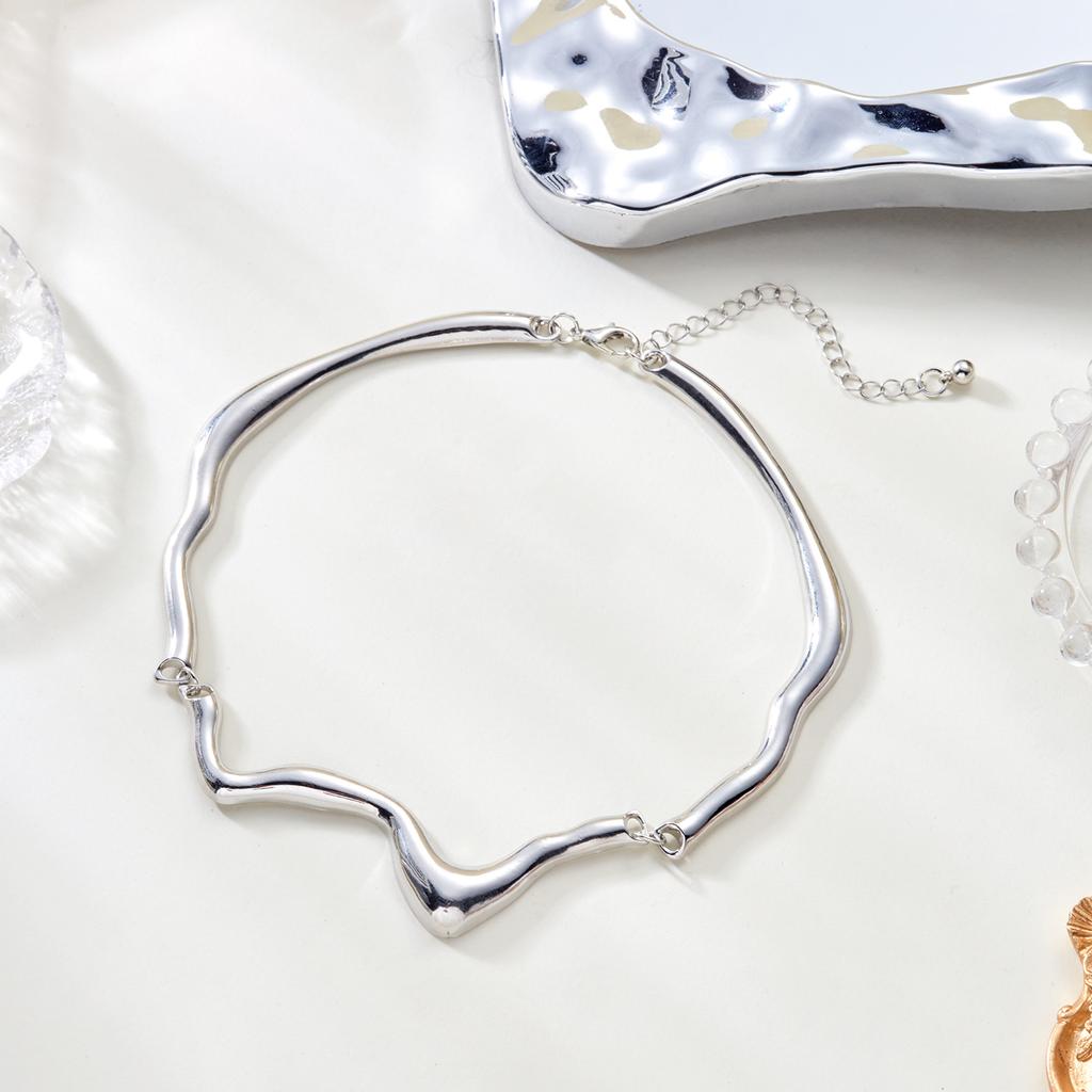 Mode Flytande Lava Stil Metall Choker Halsband för Kvinnor Guldfärg Geometri Twist Halsbygel Lyx Party Krage Smycken Gåva