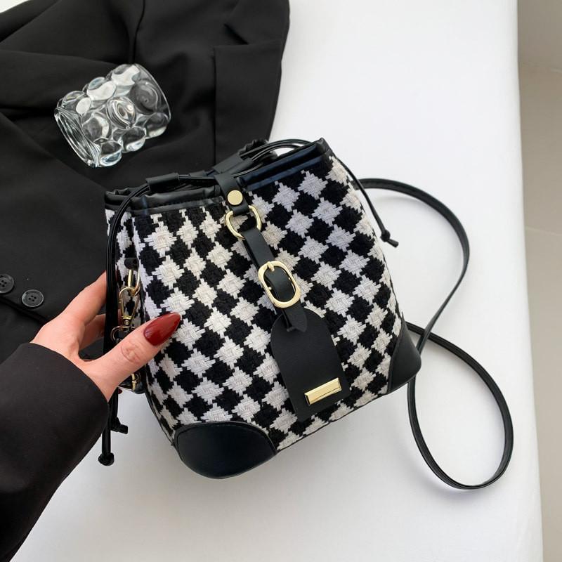 2024 New Woolen Plaid Bucket Bag Fashion Texture Street Trend Single Shoulder Slung Bag Chic Brown Black чёрный
