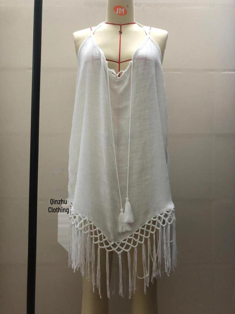 Letnia narzutka na bikini z frędzlami – jednokolorowa sukienka na wakacje na plaży