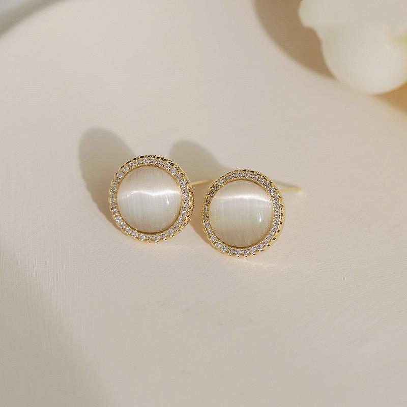 Simple high-end design niche temperament stud earrings women's light luxury fashion personalized earrings exquisite versatile sweet cool earrings