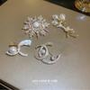 Fashion Letter Rhinestone Brooch Lapel Pins Crystal Pearl Brooches for Women Cardigan Shirt Badge Jewelry Gifts