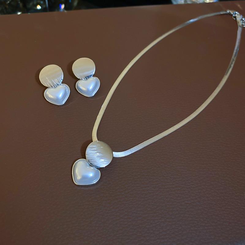 European and American pearl love pendant, stud earrings, necklace set, fashionable and simple, cold wind temperament, high-end jewelry