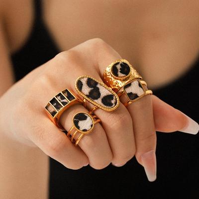 Anillo de acero inoxidable chapado en oro de 18 quilates con estampado de leopardo de estilo retro a la moda.: Diseño exclusivo, que no se decolora y abierto para mujeres.