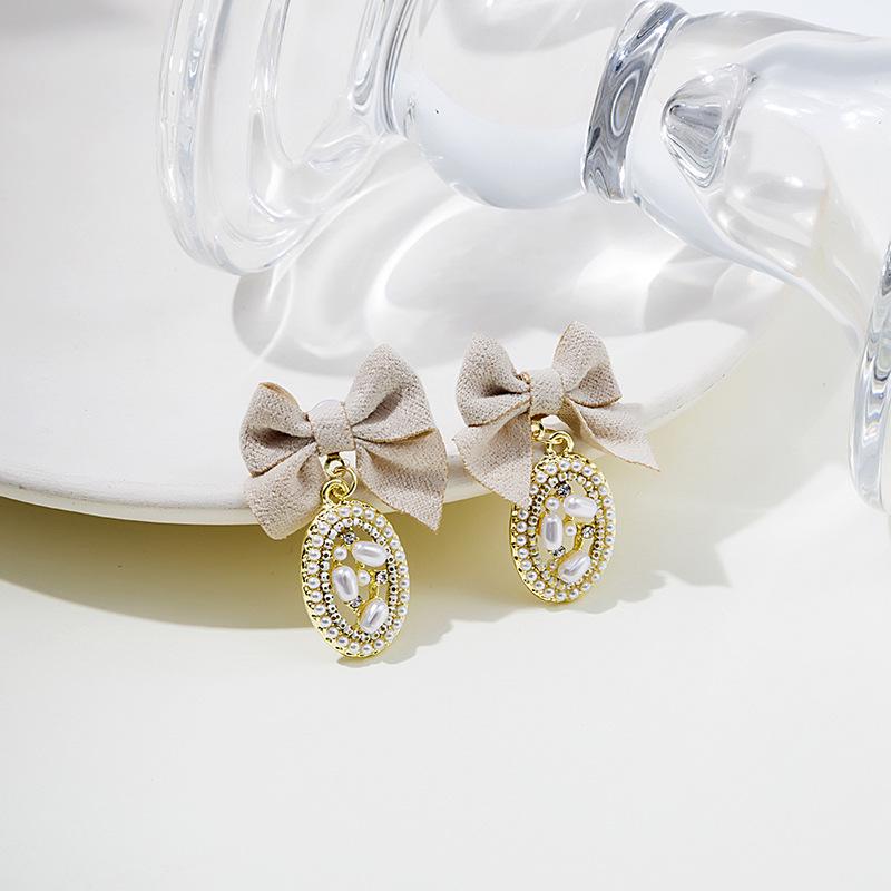 

Silver Needle Autumn Diamond Bow & Oval Pearl Earrings