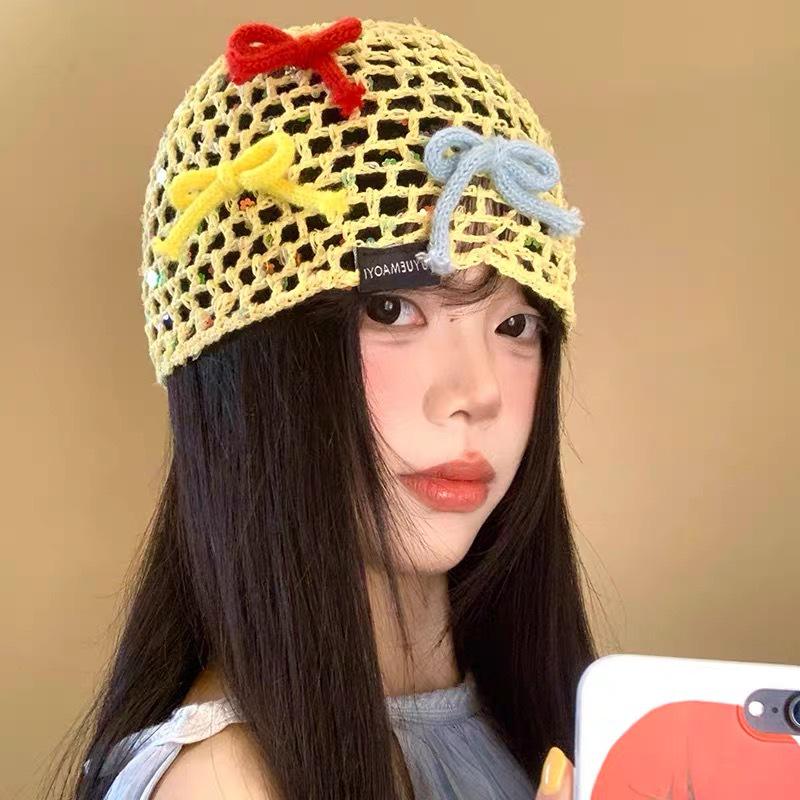 Cappello Berretto in Lavorazione a Maglia con Paillettes e Fiocco Coreano per Donna: Copricapo alla moda in rete di lana