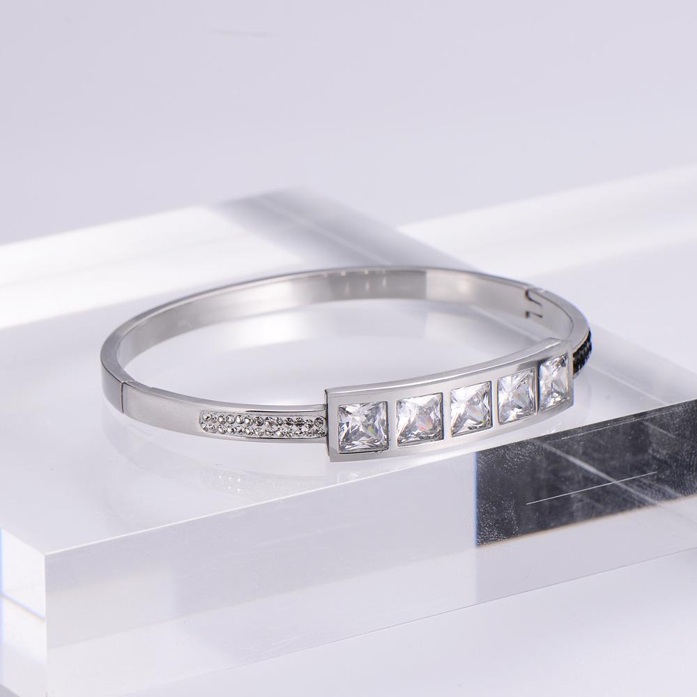 

AML Exquisite Christmas Wedding Bracelet: Luxurious, Unique Jewelry for an Elegant and Festive Touch